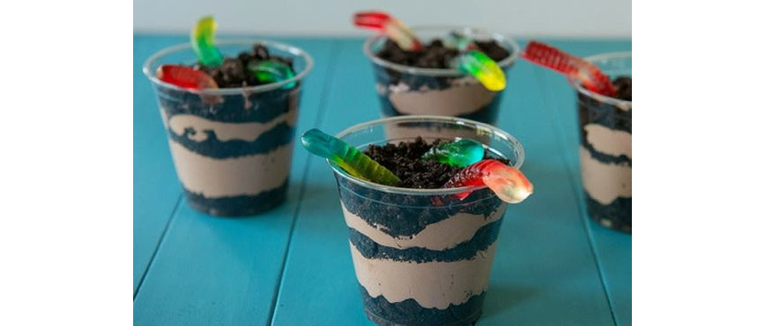 Plastic cups made to look like dirt with chocolate pudding and gummy worms.