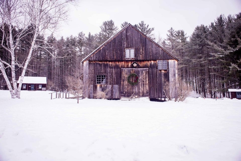 A barn during the winter.