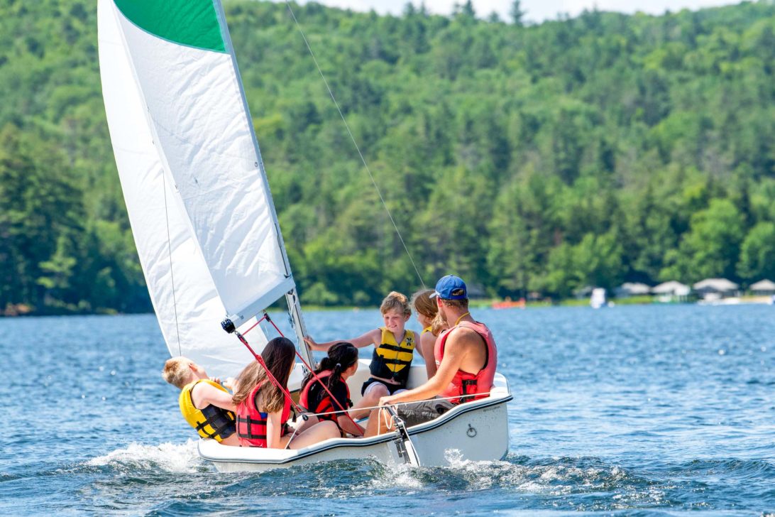 Campers learning how to sail at Horizons.